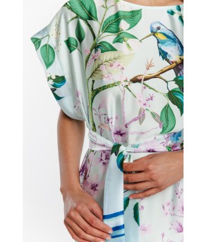 Espalda de camisón azul con cinturón anudado